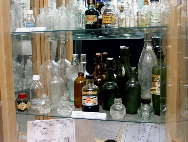 16--Een_glasvitrine_in_ons_voormalige_museum.jpg