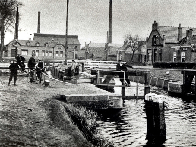 21--Glasfabriek_Meursing_vanaf_de_voorste_sluis.jpg